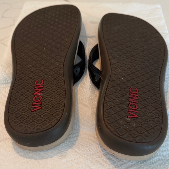 Vionic Black Patent Thong Sandals with Tan Footbed - Picture 3 of 6